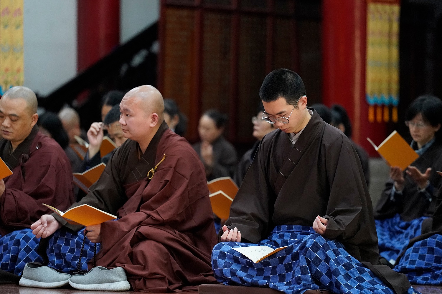 6 求法大众认真听习.jpg